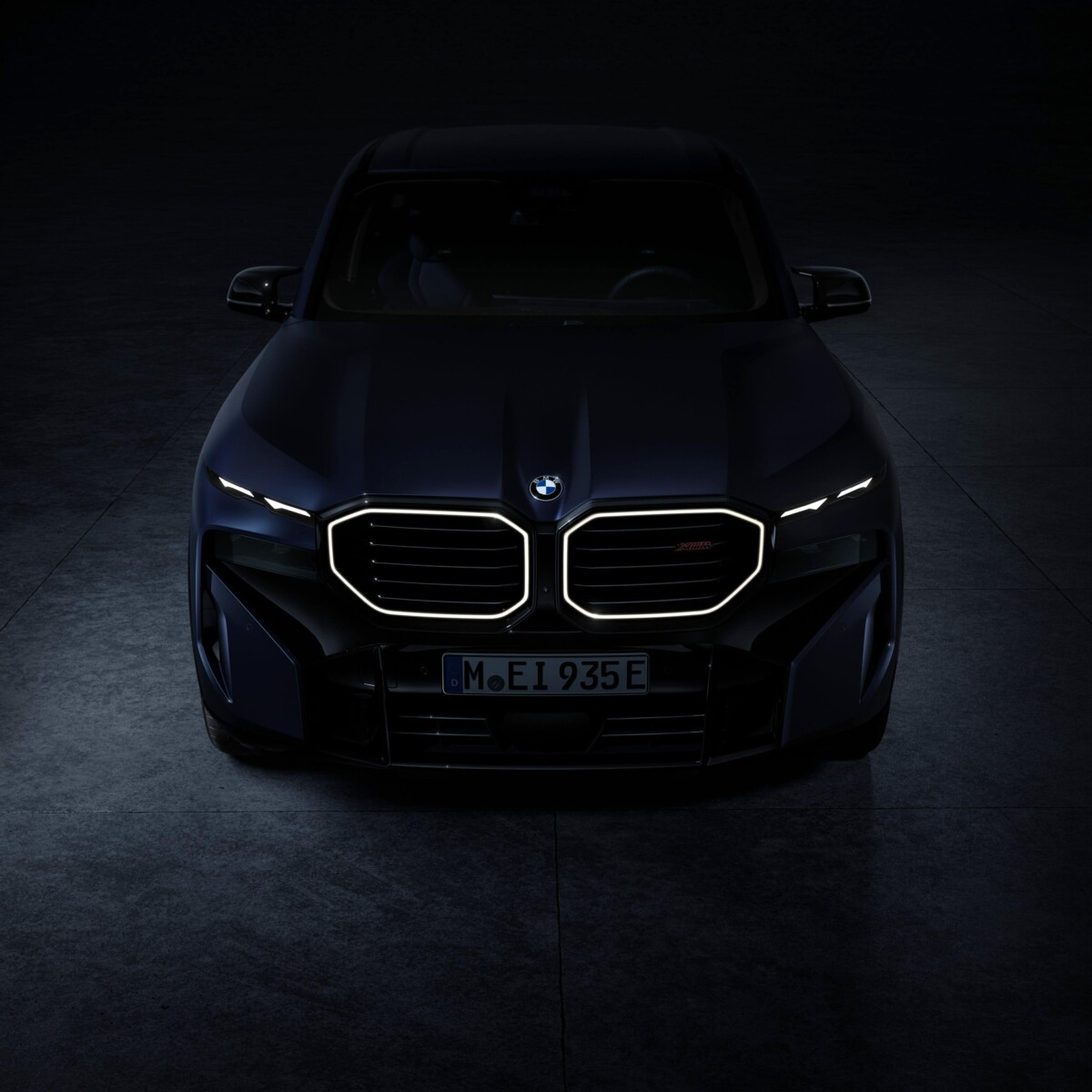 한국 실험미술 작가 이강소 작품과 BMW XM 레이블이 어우러진 프리즈 서울 2026 전시 공간